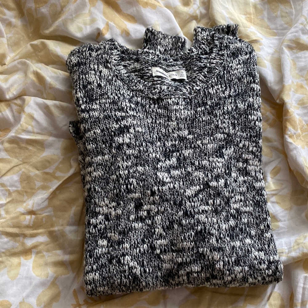 Abercrombie & Fitch black and white sweater